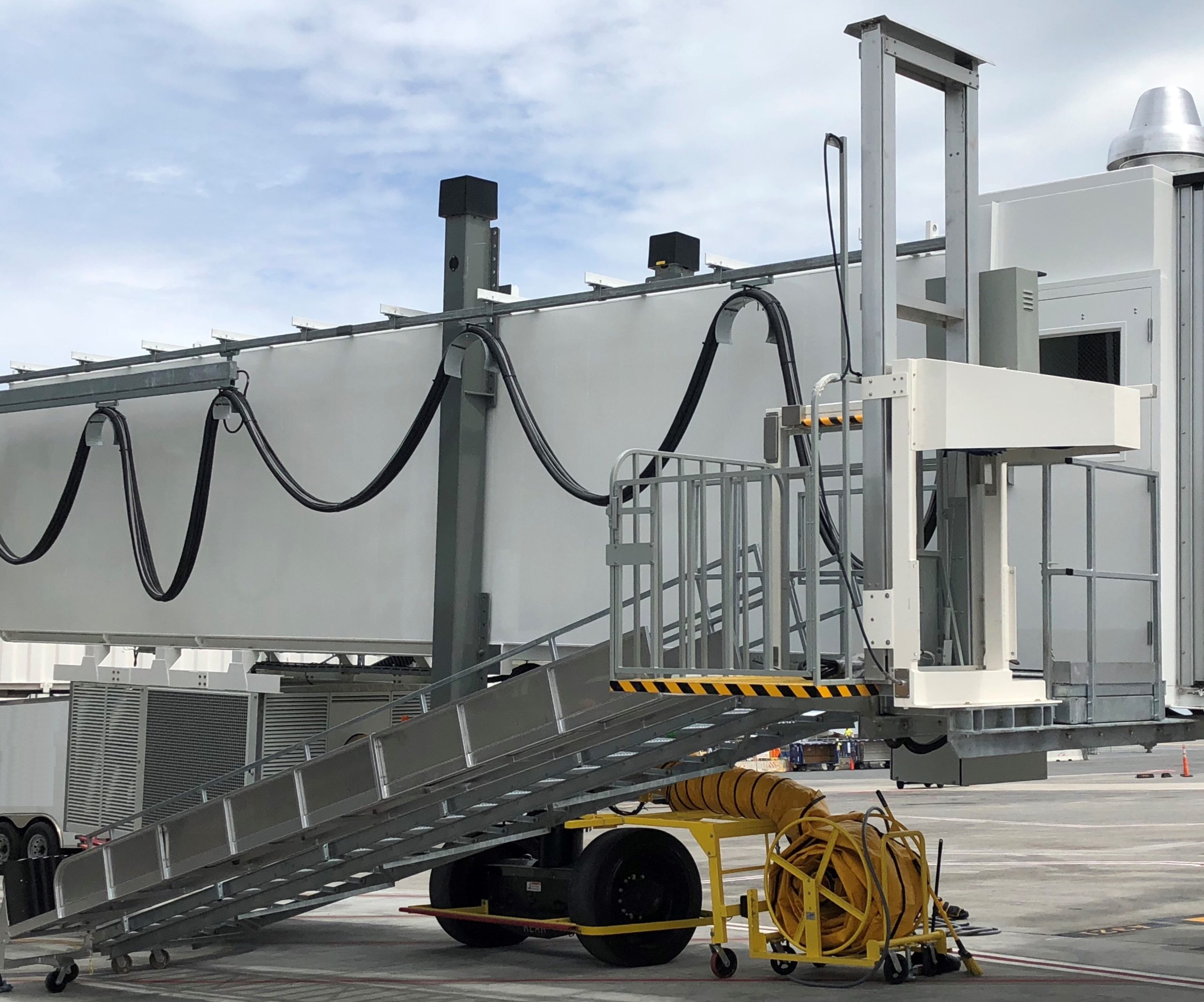 Nova Baggage / Wheelchair Lift