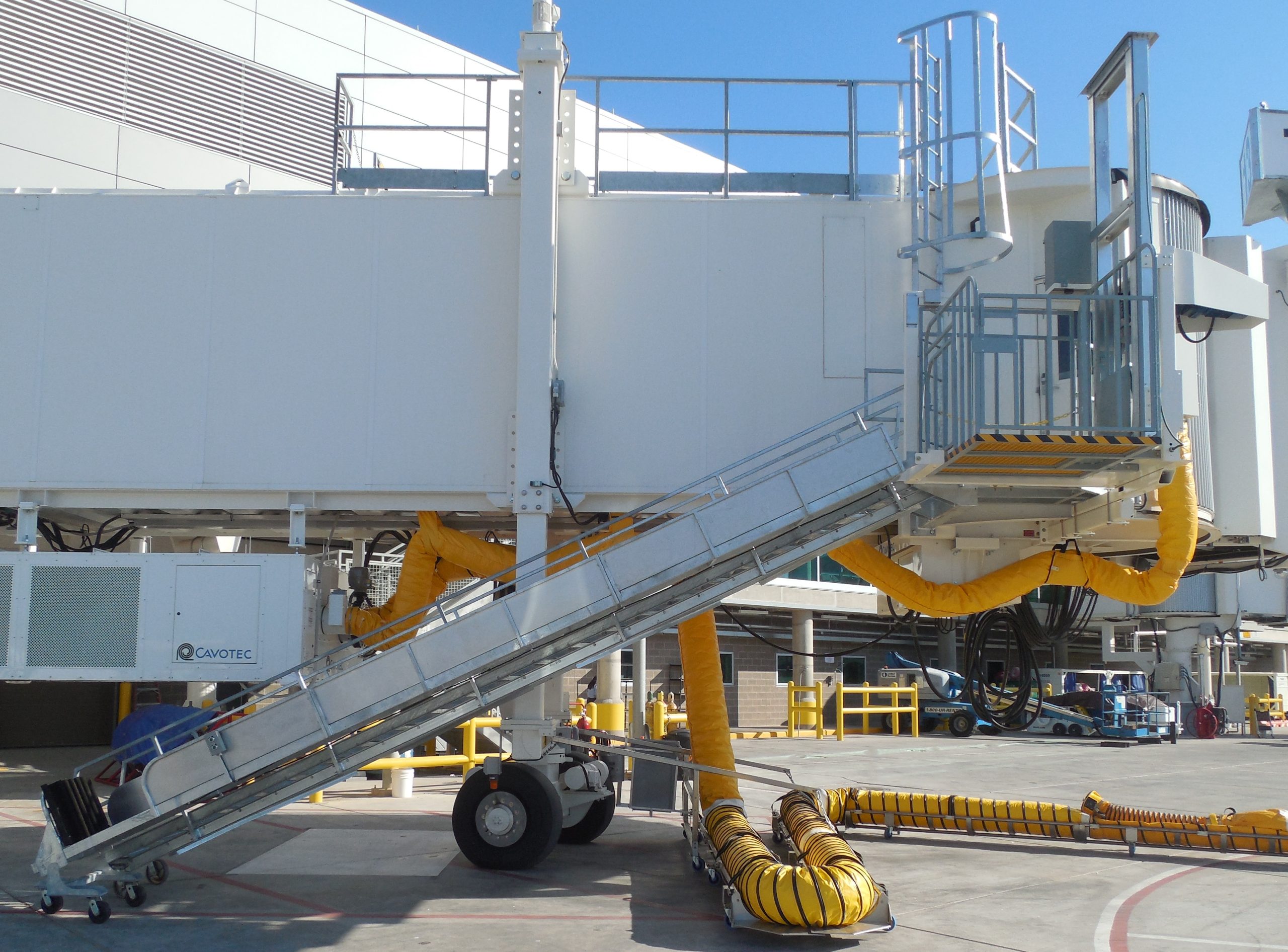 Nova Baggage / Wheelchair Lift — photo 2