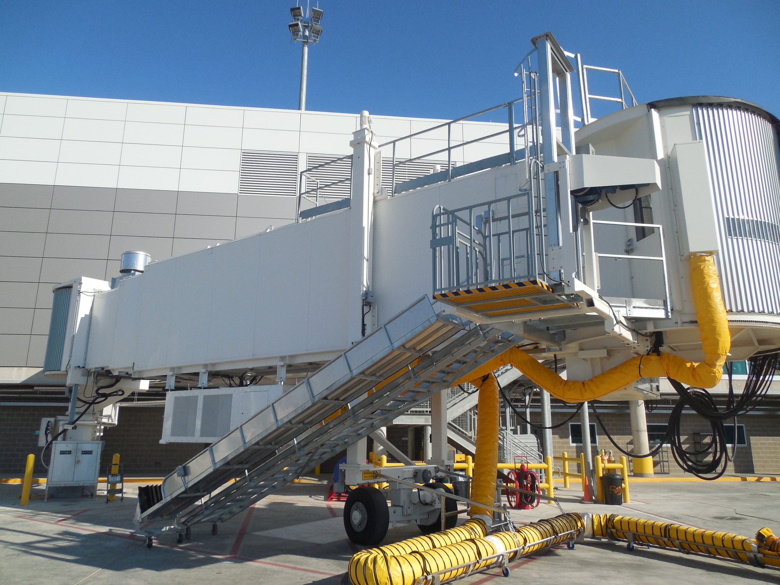 Nova Baggage / Wheelchair Lift — photo 3